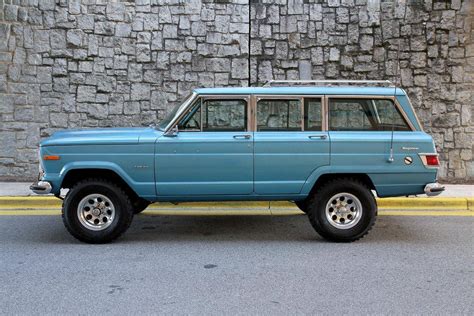 1975 Jeep Wagoneer engine