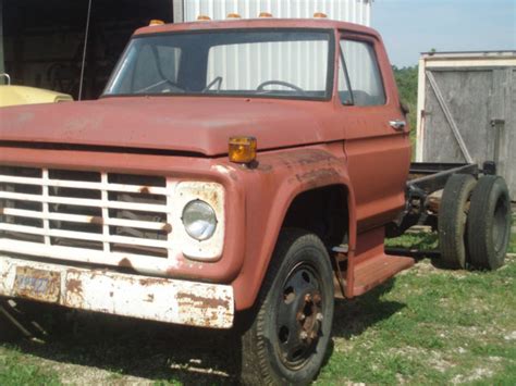 1977 Ford F500 engine