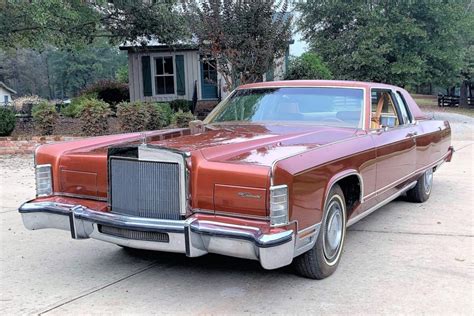 1977 Lincoln Town car photo