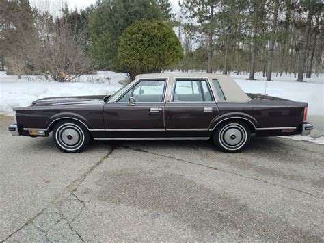 1980 Lincoln Town car photo