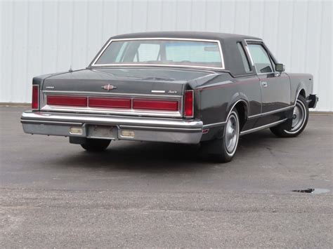 1981 Lincoln Town car photo