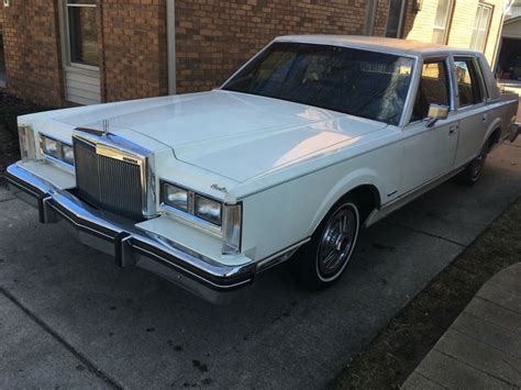 1982 Lincoln Town car photo