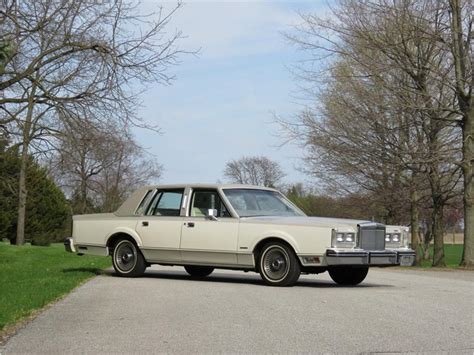 1982 Lincoln Town car photo