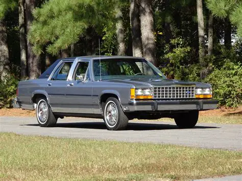 1983 Ford Crown victoria photo