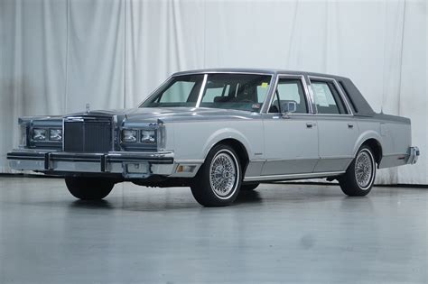 1983 Lincoln Town car photo