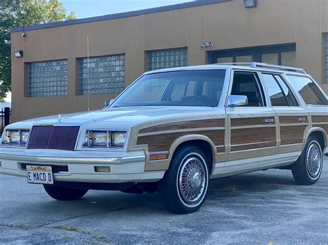 1984 Chrysler Town and country photo