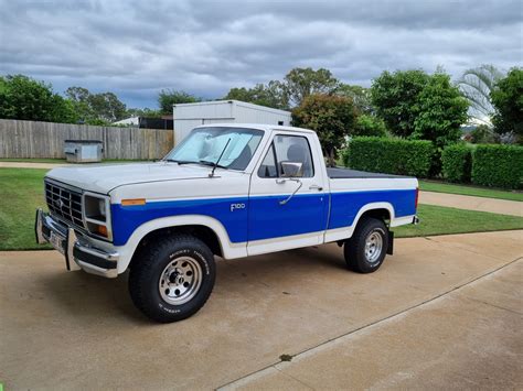 1984 Ford E100 engine