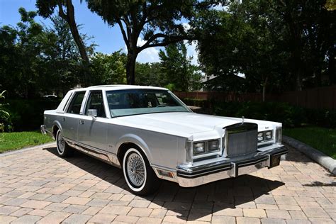 1984 Lincoln Town car photo