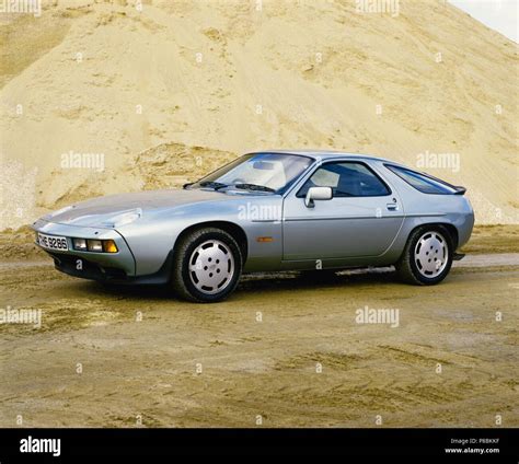 1984 Porsche 928 photo