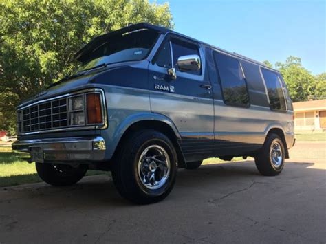 1985 Dodge B150 photo