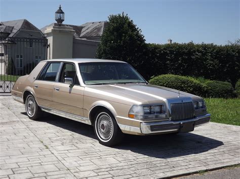 1985 Lincoln Continental photo