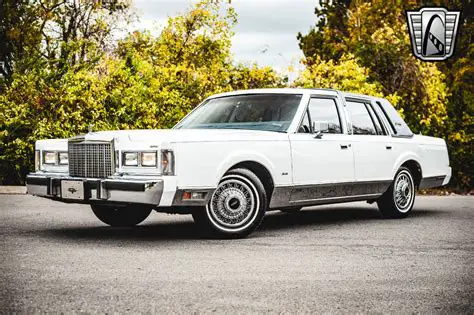 1985 Lincoln Town car photo