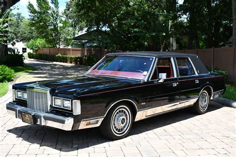 1985 Lincoln Town car photo