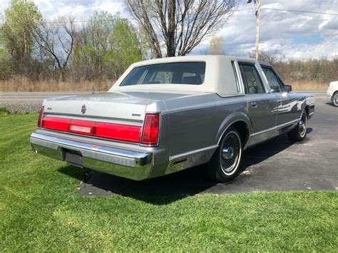 1986 Lincoln Town car photo