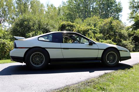 1986 Pontiac Fiero photo