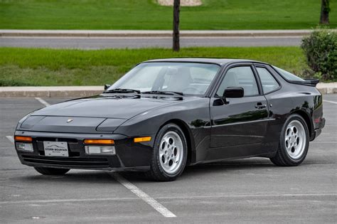 1986 Porsche 944 photo