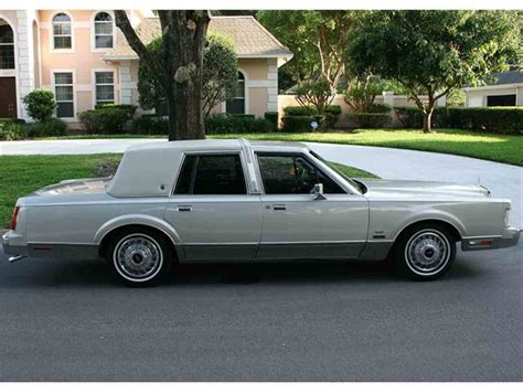 1987 Lincoln Town car photo