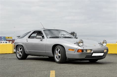 1987 Porsche 928 photo