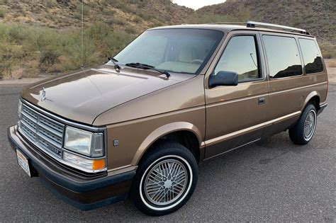 1988 Dodge Caravan photo