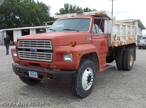 1988 Ford F700 engine