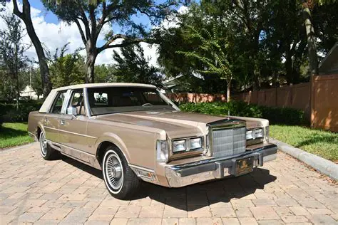 1988 Lincoln Town car photo