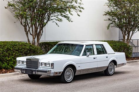 1988 Lincoln Town car photo