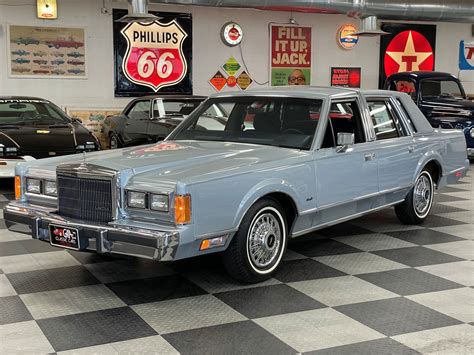 1989 Lincoln Town car photo