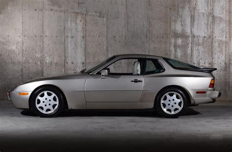 1989 Porsche 944 photo