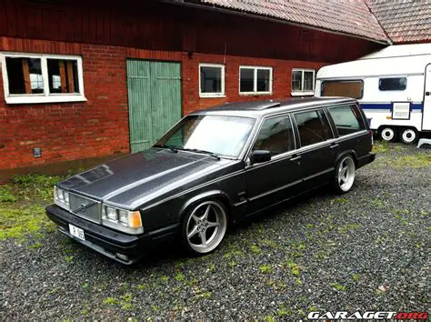 1989 Volvo 745 photo