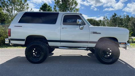 1990 Dodge Wagon photo