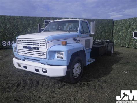 1990 Ford B700 photo