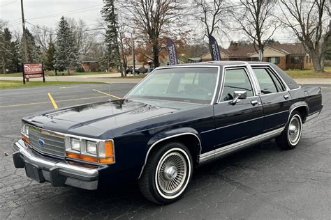 1990 Ford Crown victoria photo