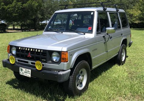 1990 Mitsubishi Montero photo