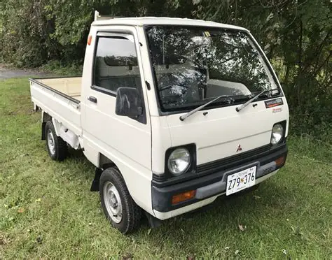 1990 Mitsubishi Pickup photo