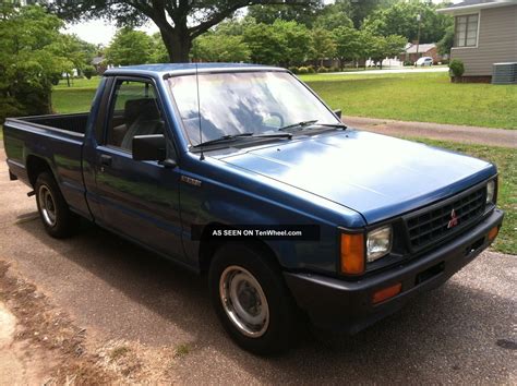 1990 Mitsubishi Pickup photo