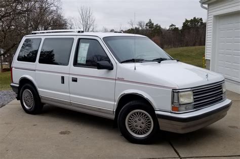 1990 Plymouth Voyager photo