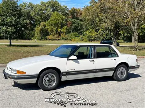 1990 Pontiac Bonneville photo