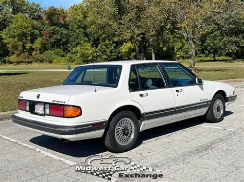 1990 Pontiac Bonneville photo