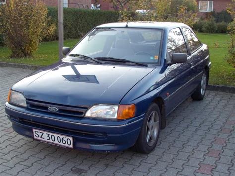 1991 Ford Escort photo