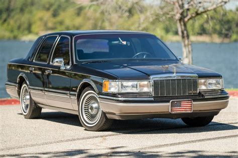 1991 Lincoln Town car photo