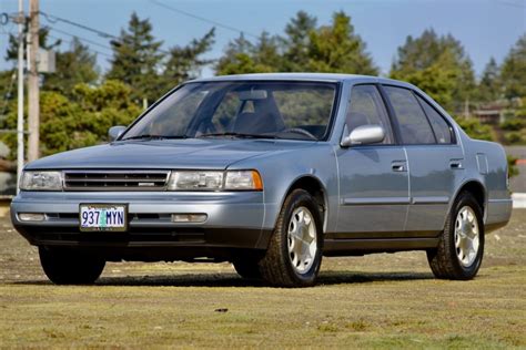 1991 Nissan Maxima photo