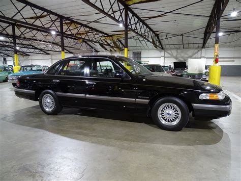 1992 Ford Crown victoria photo