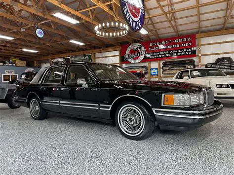 1992 Lincoln Town car photo