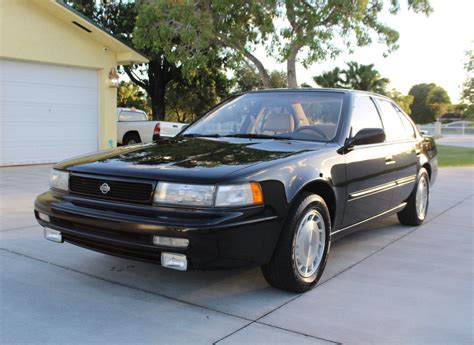 1992 Nissan Maxima photo