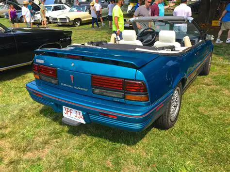 1992 Pontiac Sunbird photo