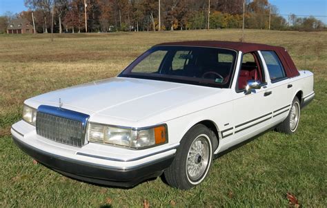 1993 Lincoln Town car photo