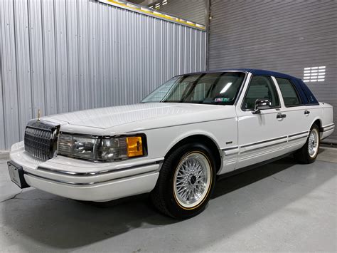 1994 Lincoln Town car photo