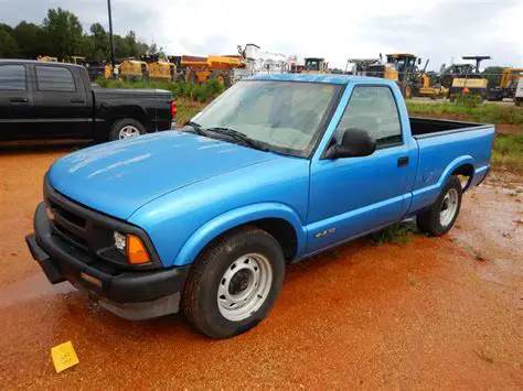 1995 Chevrolet S10 pickup photo