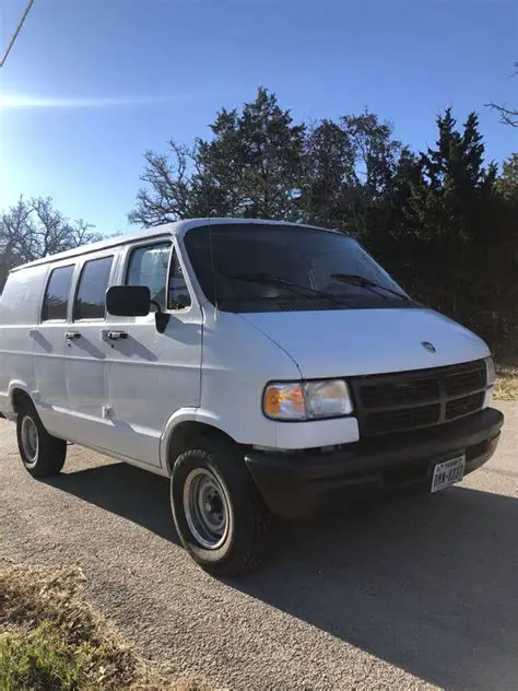 1995 Dodge B150 photo