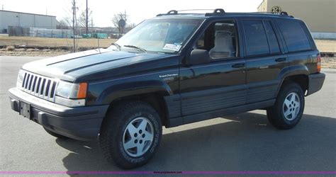 1995 Jeep Laredo engine